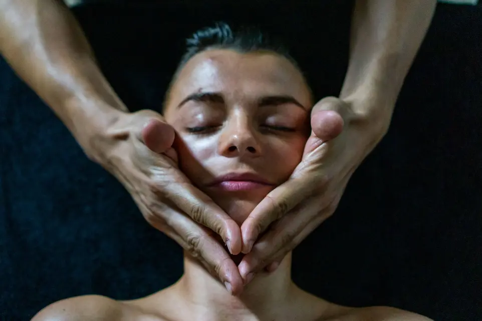 Massage Kobido du visage à Rouen – soin liftant et relaxant